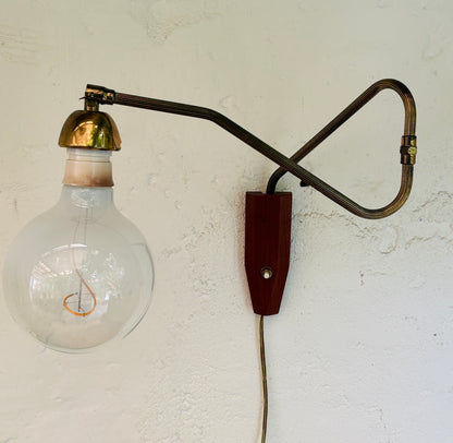 Vintage svingarmslampe i messing og teak