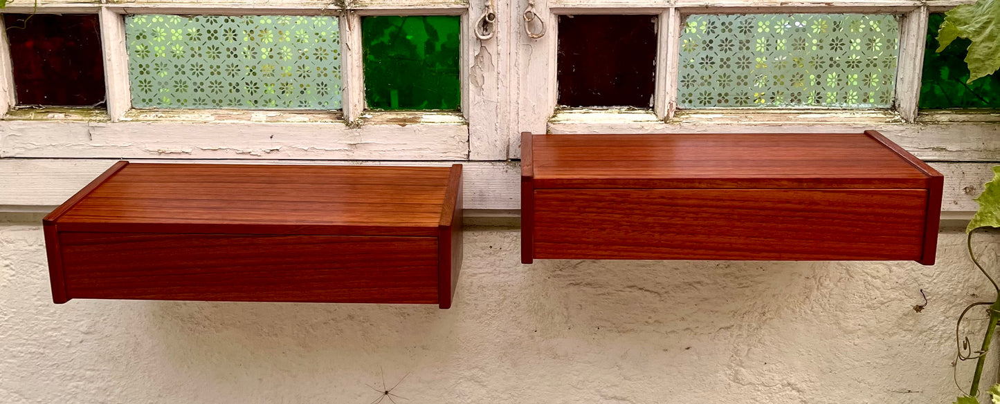 Sæt med 2 væghængte teak sengeborde