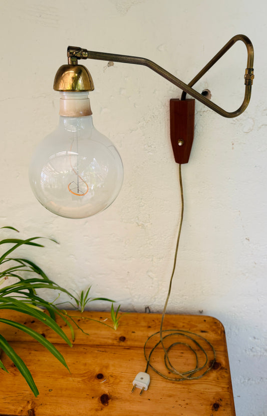 Vintage svingarmslampe i messing og teak