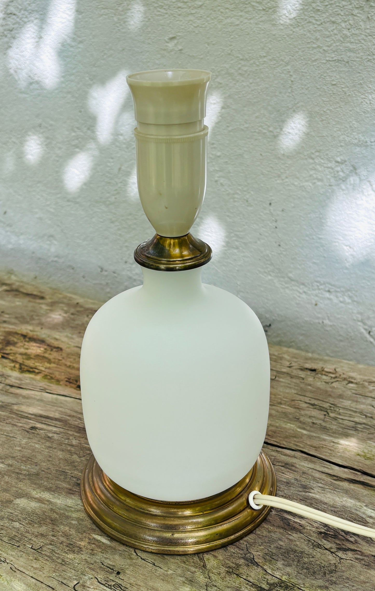 Gammel bordlampe i opalglas