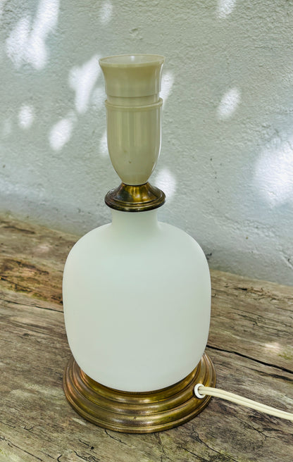 Gammel bordlampe i opalglas
