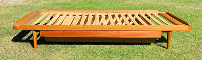 Daybed i eg med teak-detaljer