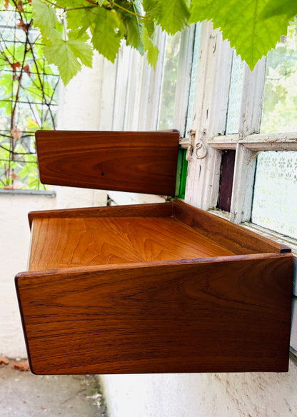 Væghængte sengeborde i teak