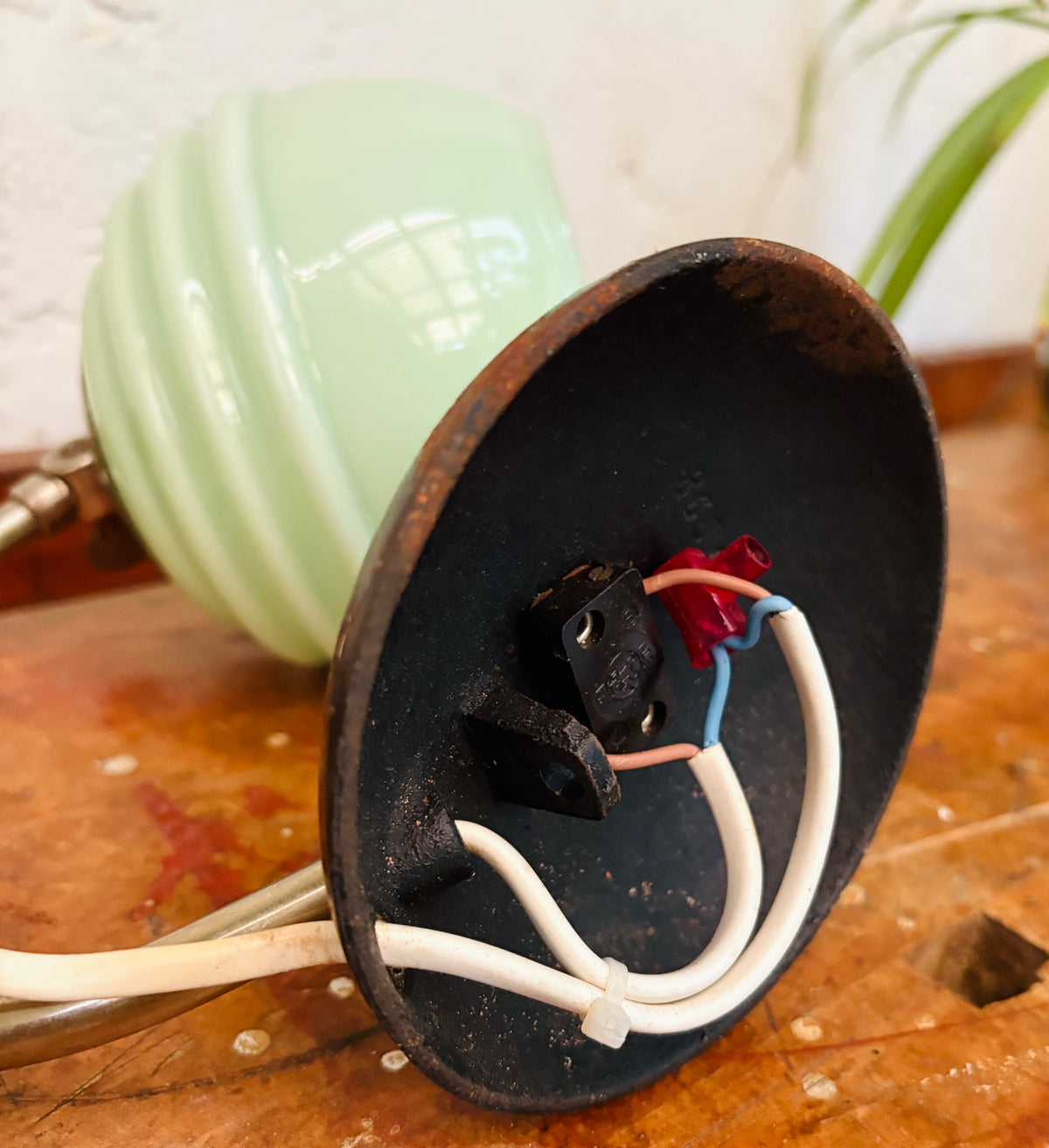 Art Deco lampe med mintgrøn glaskuppel