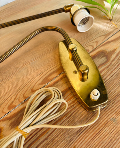 Svingarmslampe i messing