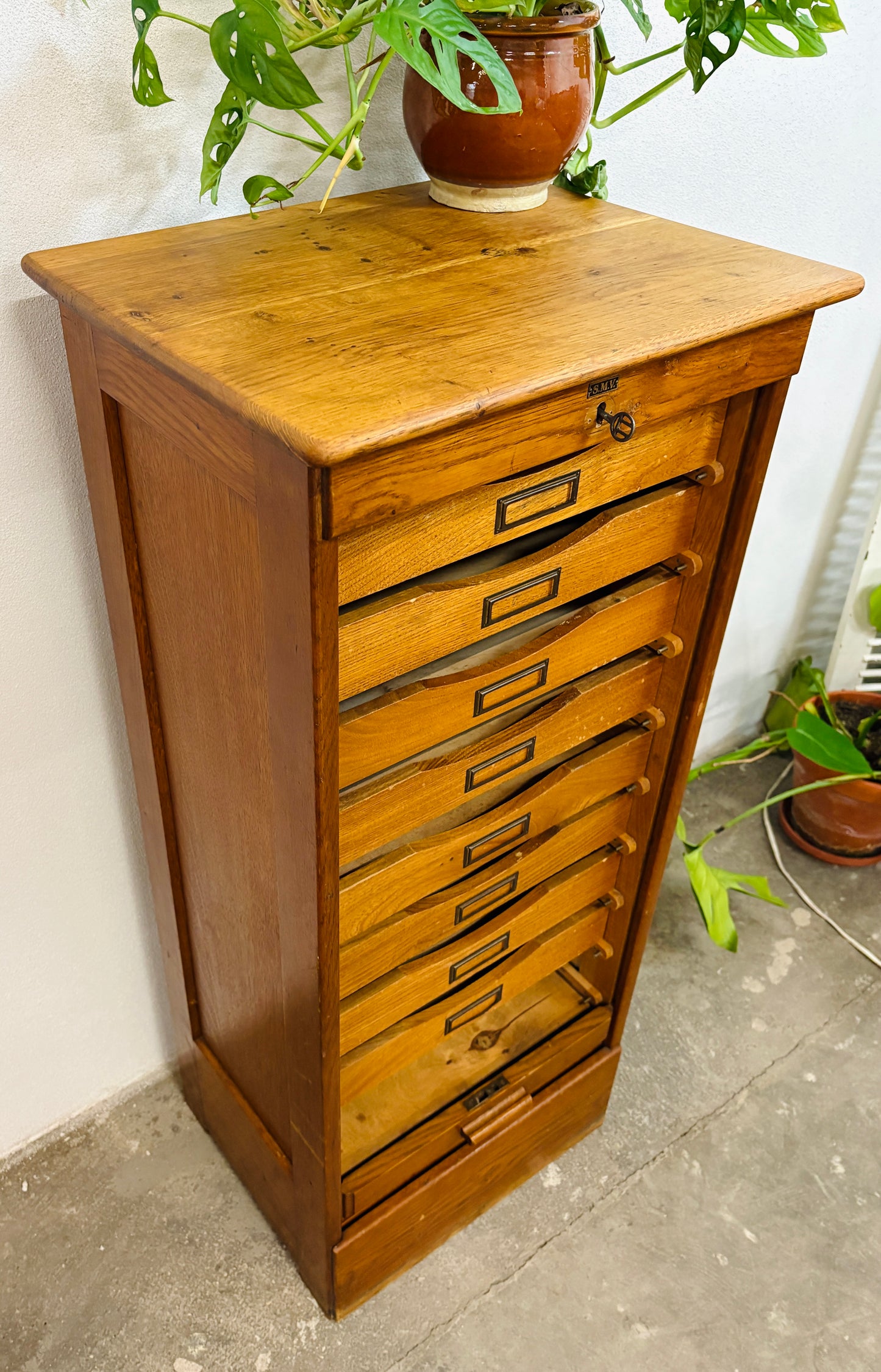 Jalousiskab med fine detaljer