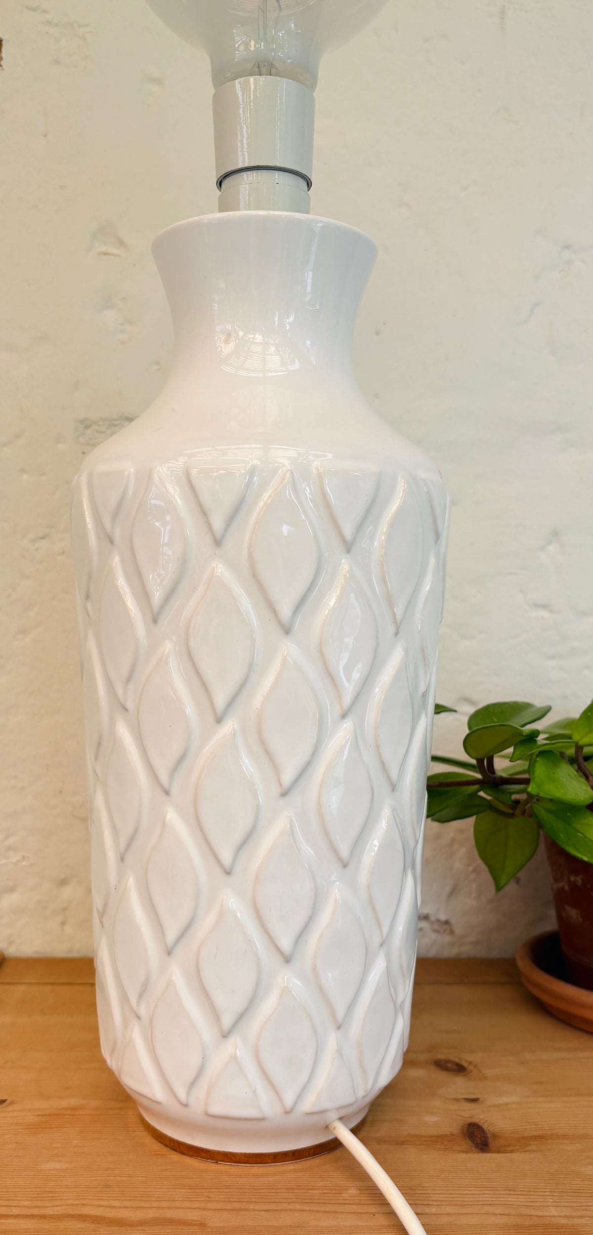 Retro bordlampe i hvid keramik