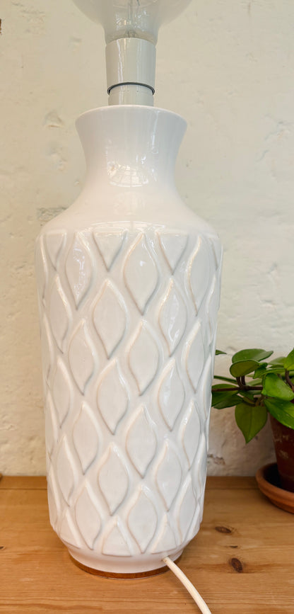 Retro bordlampe i hvid keramik