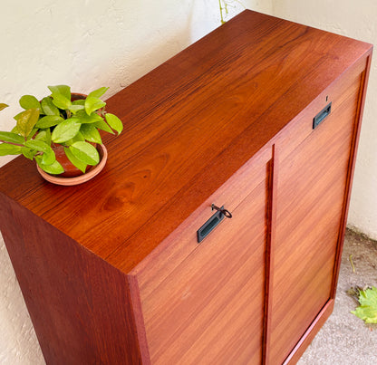 Dobbelt jalousiskab i teak