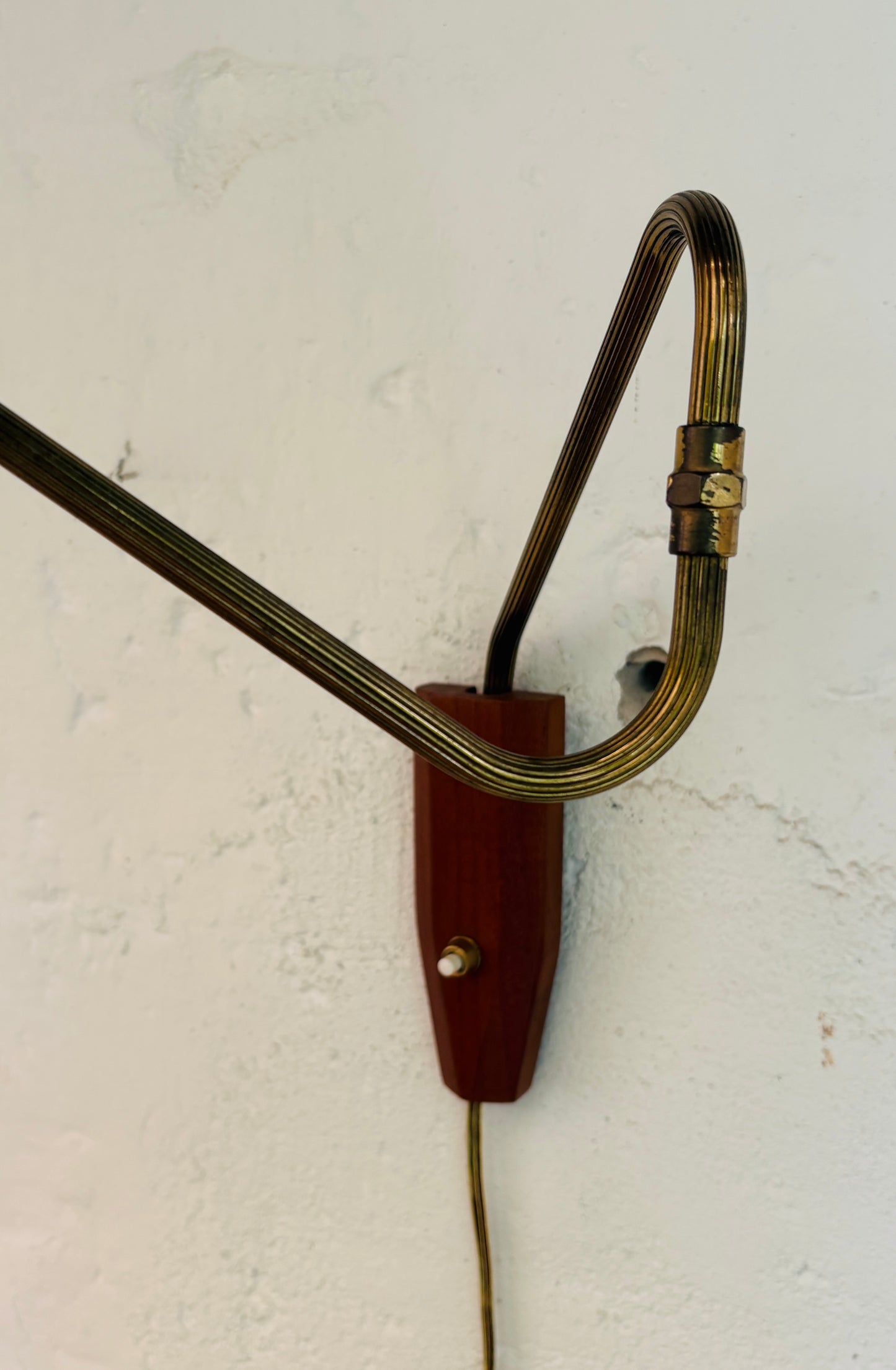 Vintage svingarmslampe i messing og teak