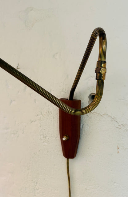 Vintage svingarmslampe i messing og teak