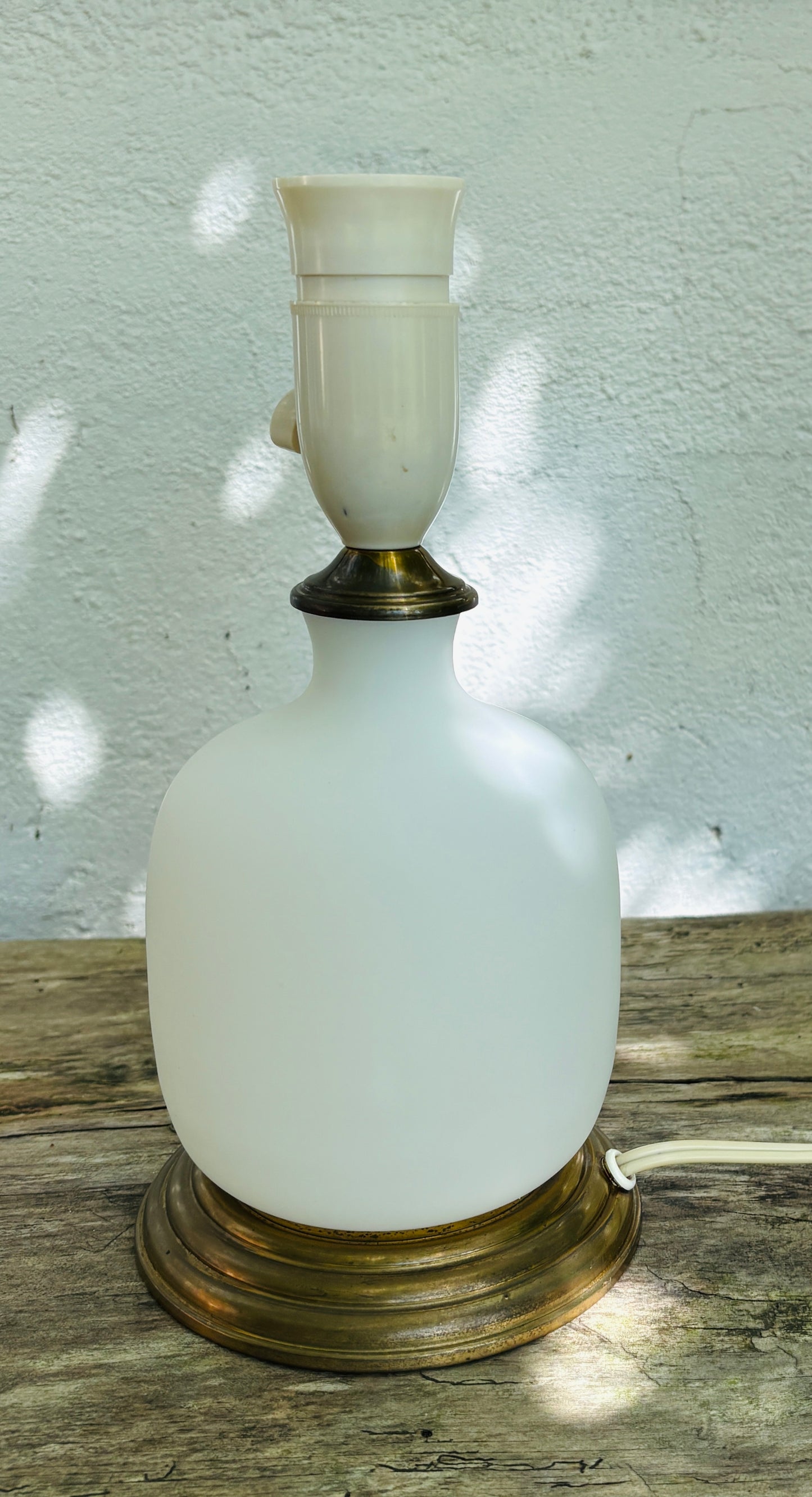 Gammel bordlampe i opalglas