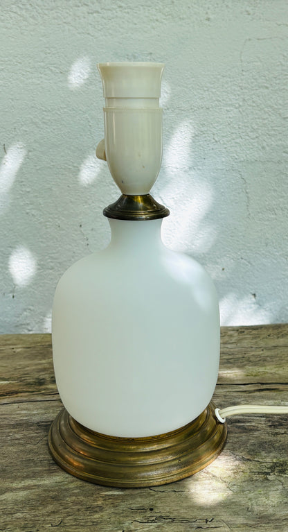 Gammel bordlampe i opalglas