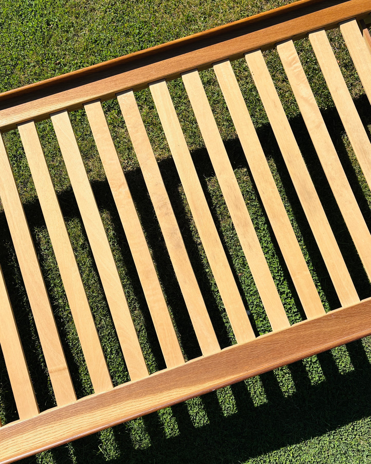 Daybed i eg med teak-detaljer