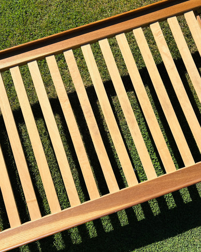 Daybed i eg med teak-detaljer