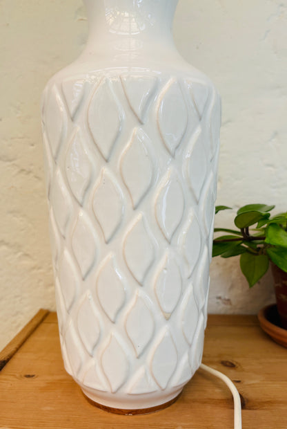 Retro bordlampe i hvid keramik