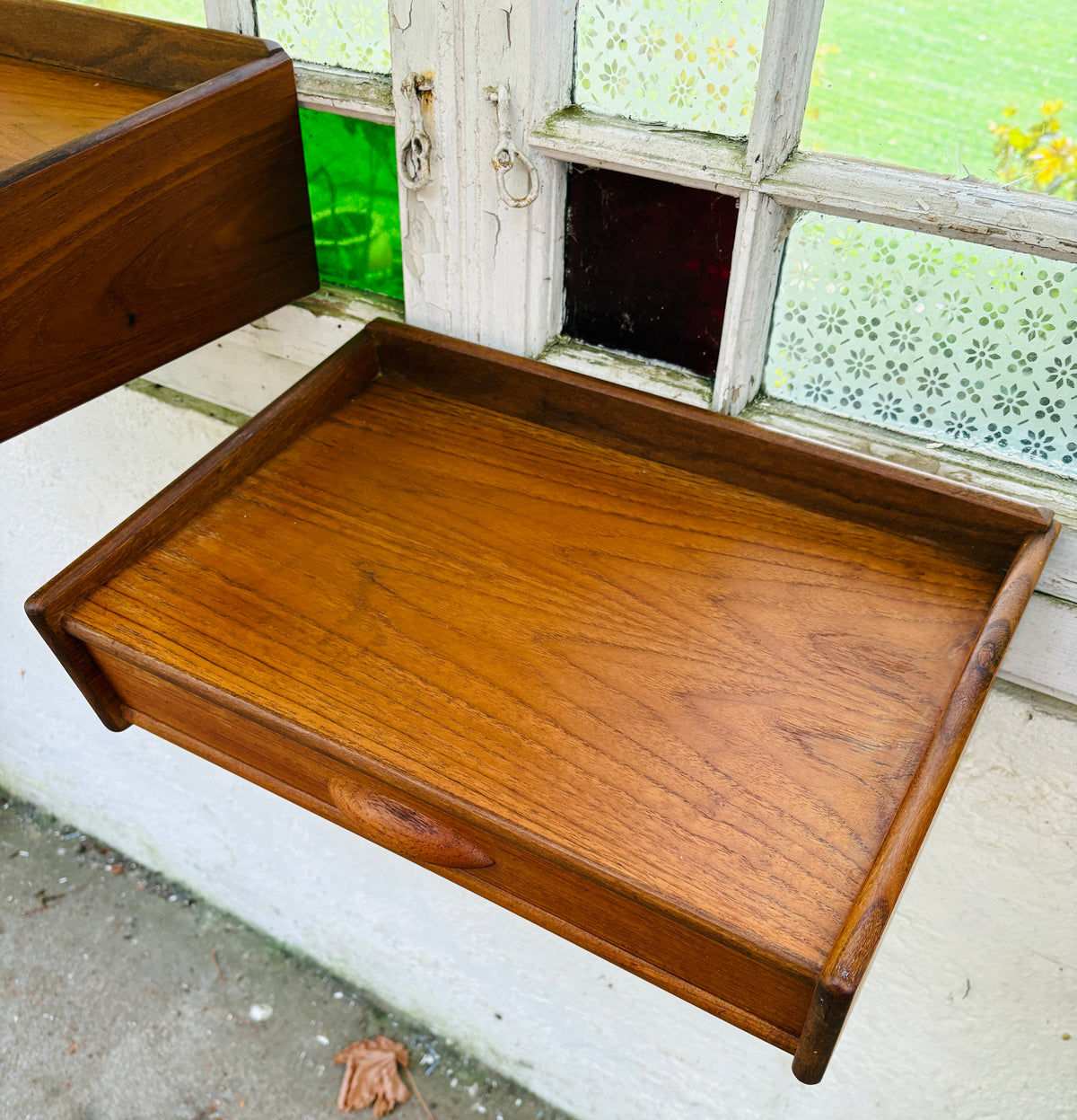 Væghængte sengeborde i teak