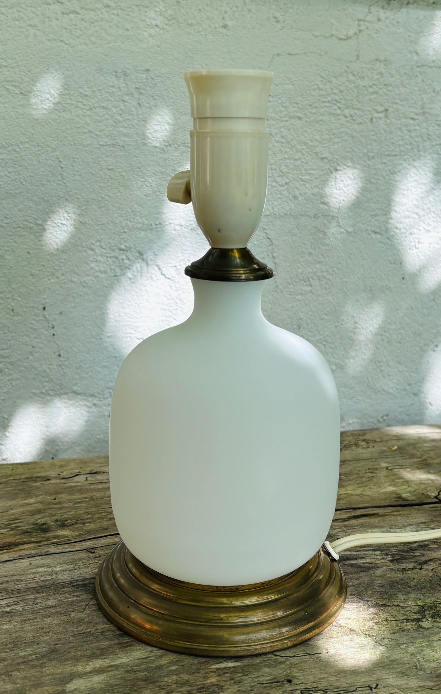 Gammel bordlampe i opalglas