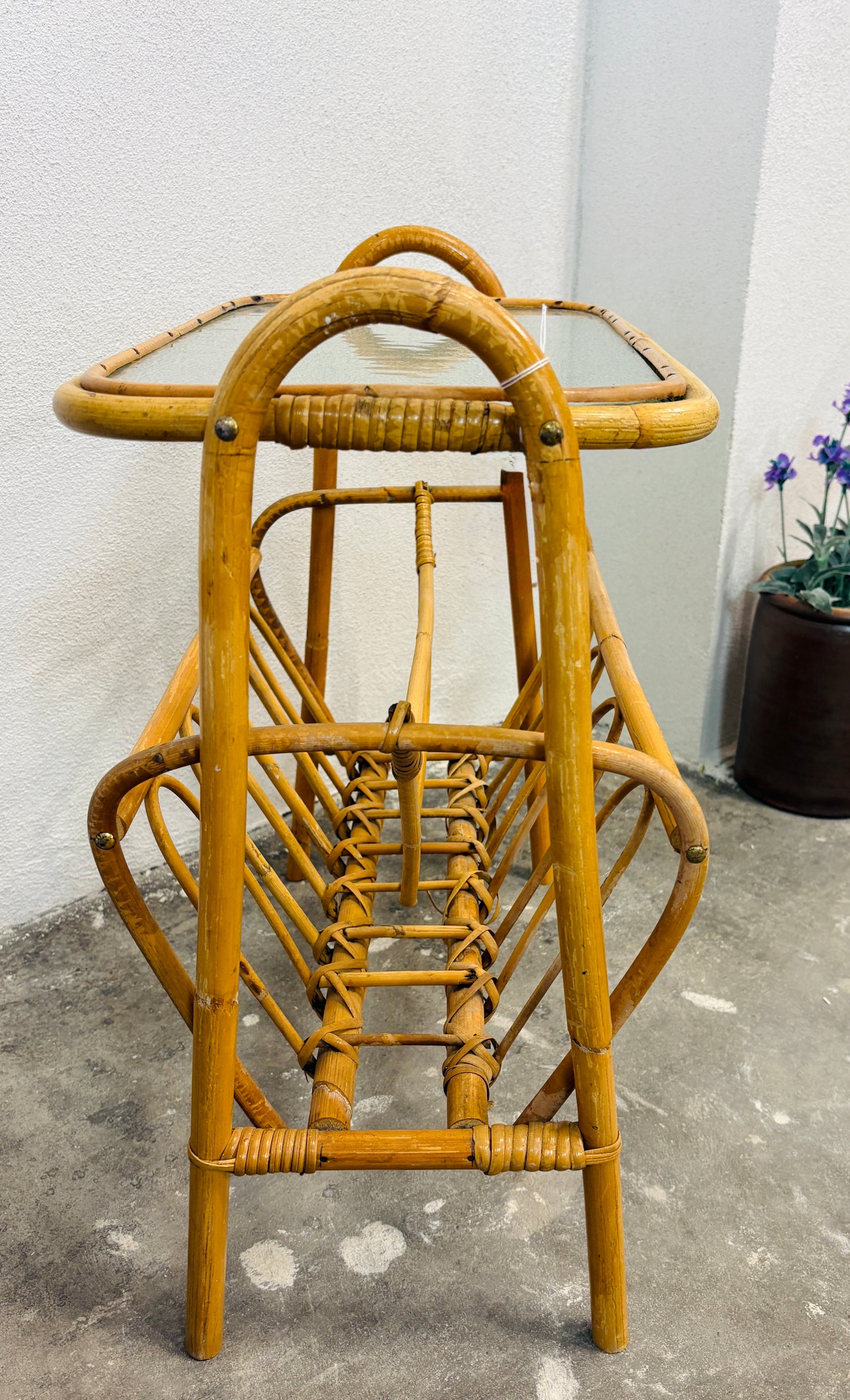 Bambus sidebord med magasinholder