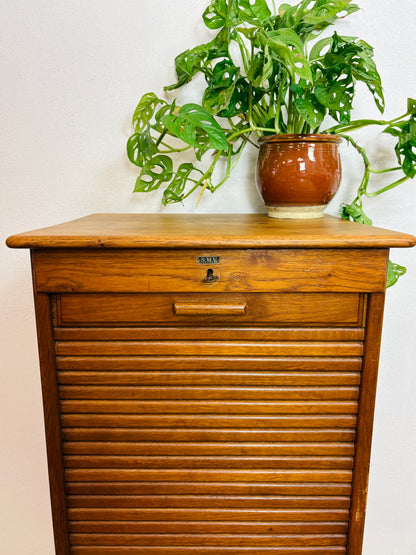 Jalousiskab med fine detaljer