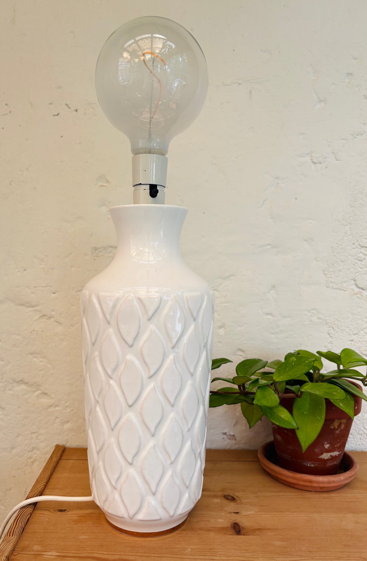 Retro bordlampe i hvid keramik