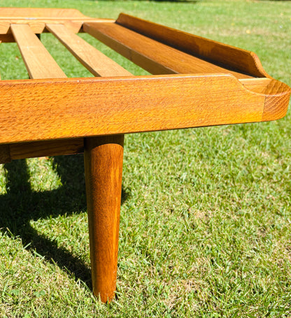 Daybed i eg med teak-detaljer