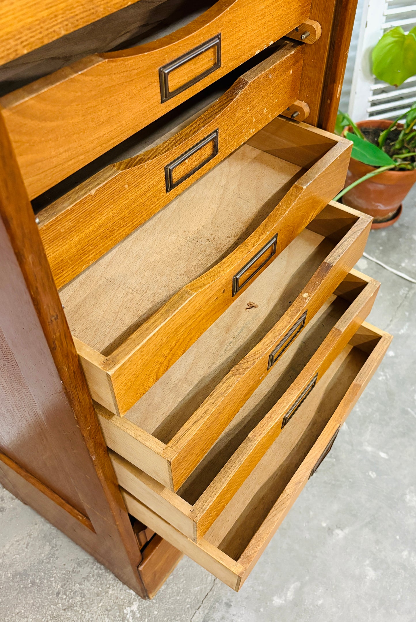 Jalousiskab med fine detaljer