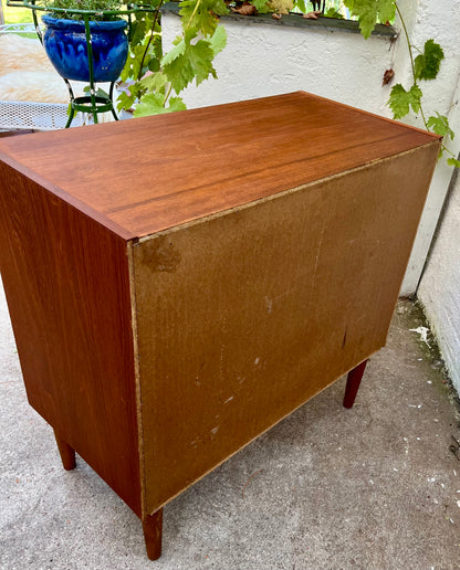 Teak kommode med fire skuffer