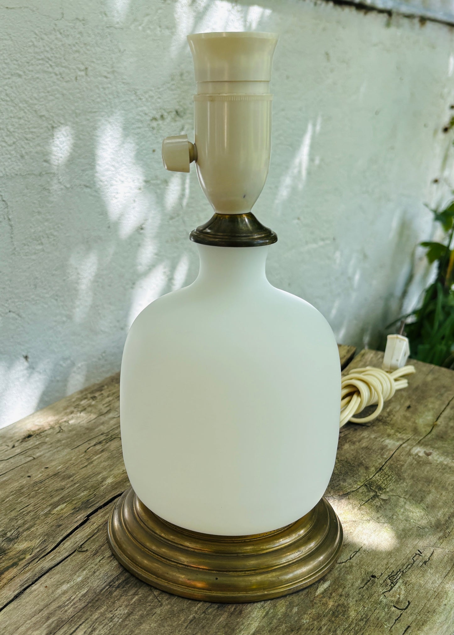 Gammel bordlampe i opalglas