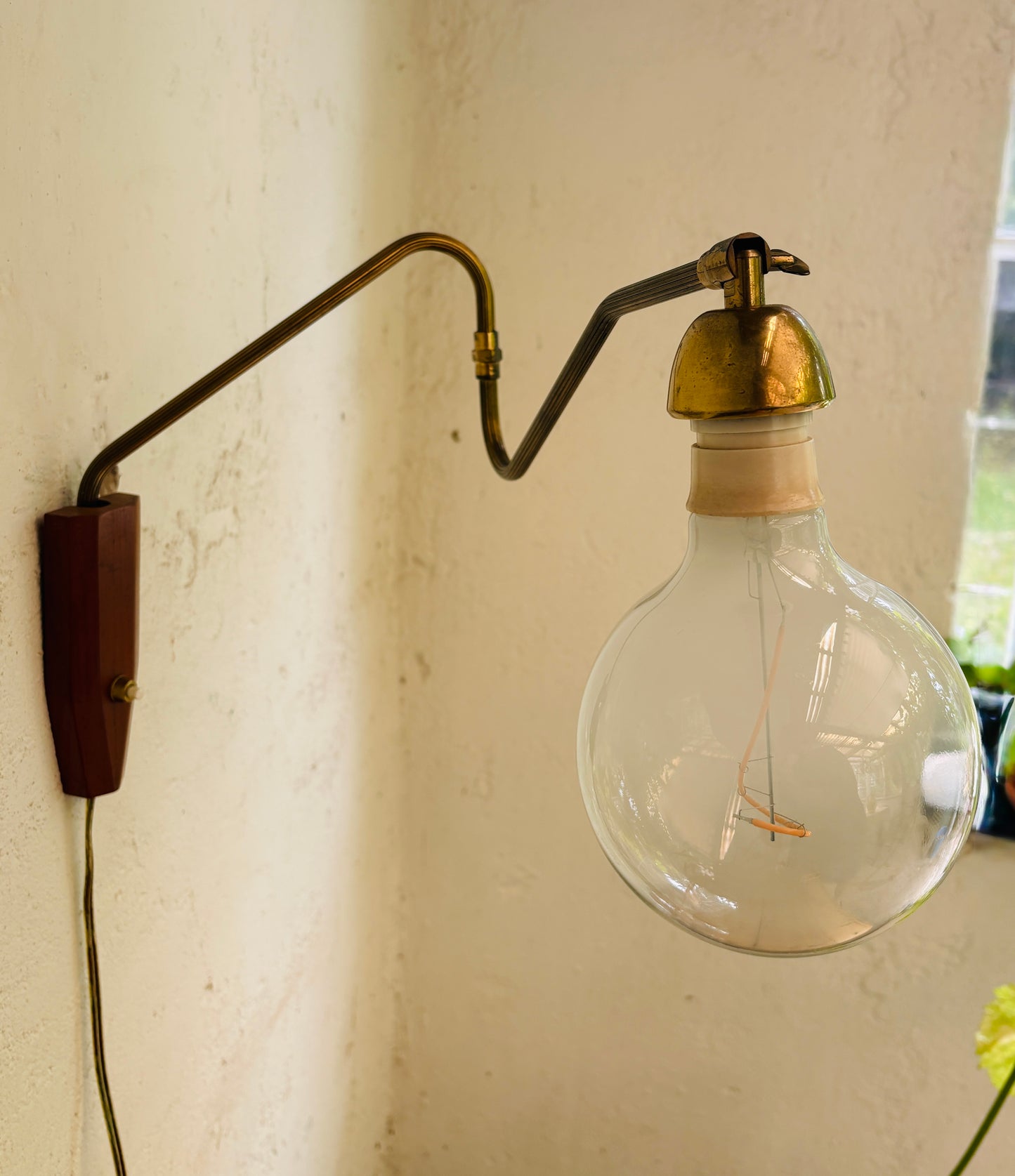 Vintage svingarmslampe i messing og teak