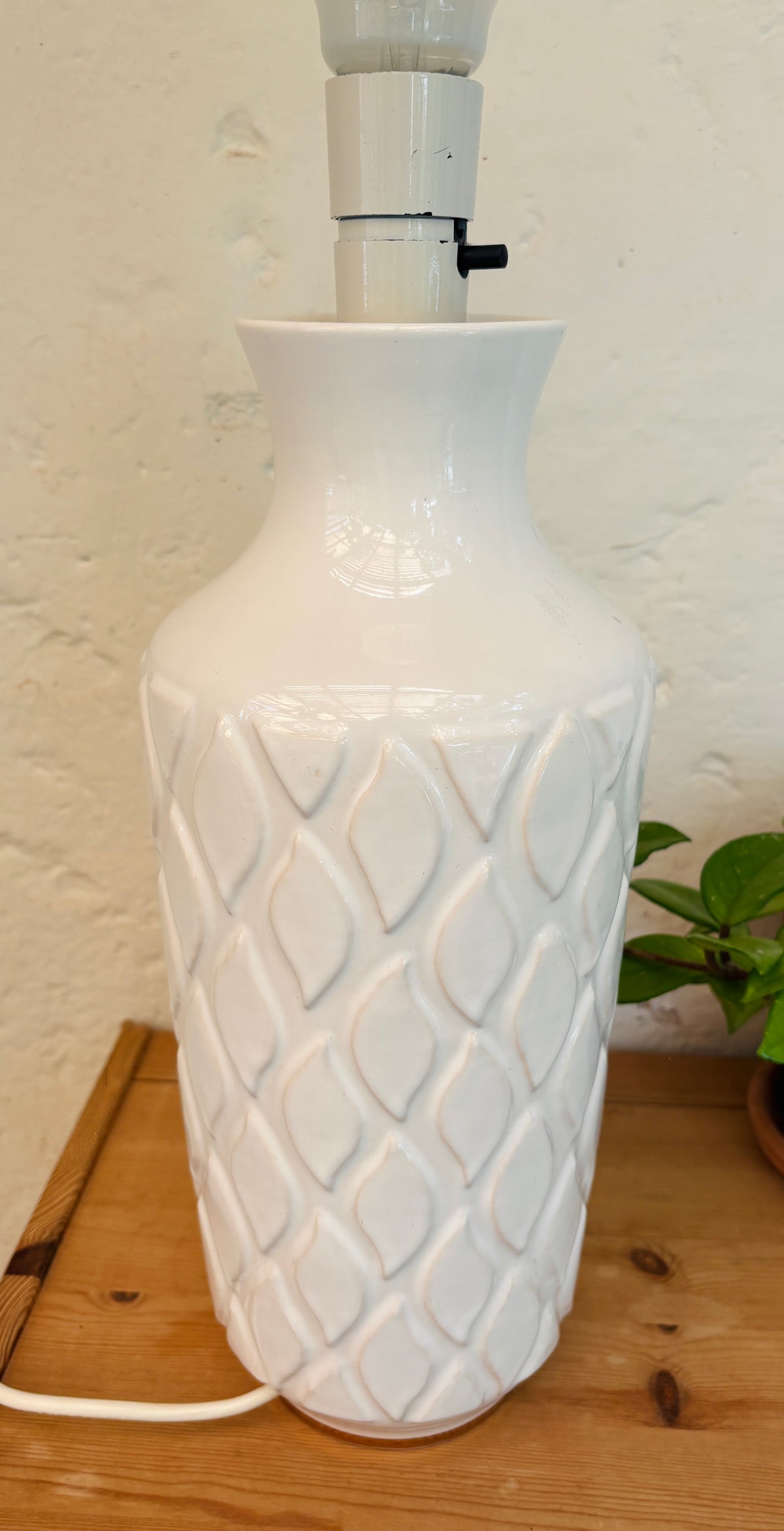 Retro bordlampe i hvid keramik