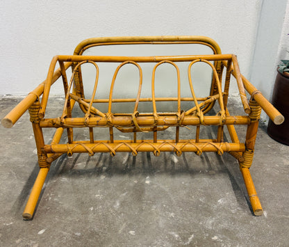 Bambus sidebord med magasinholder