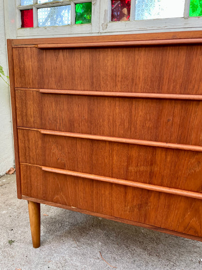 Teak kommode med fire skuffer