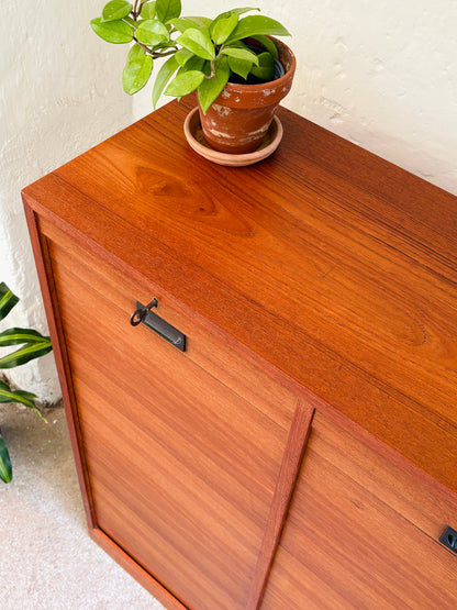 Dobbelt jalousiskab i teak