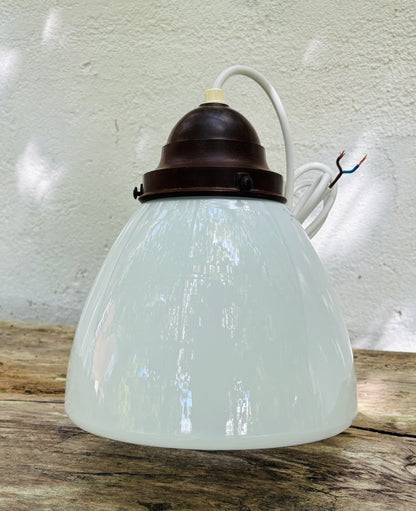 Gammel “skolelampe” i opalglas