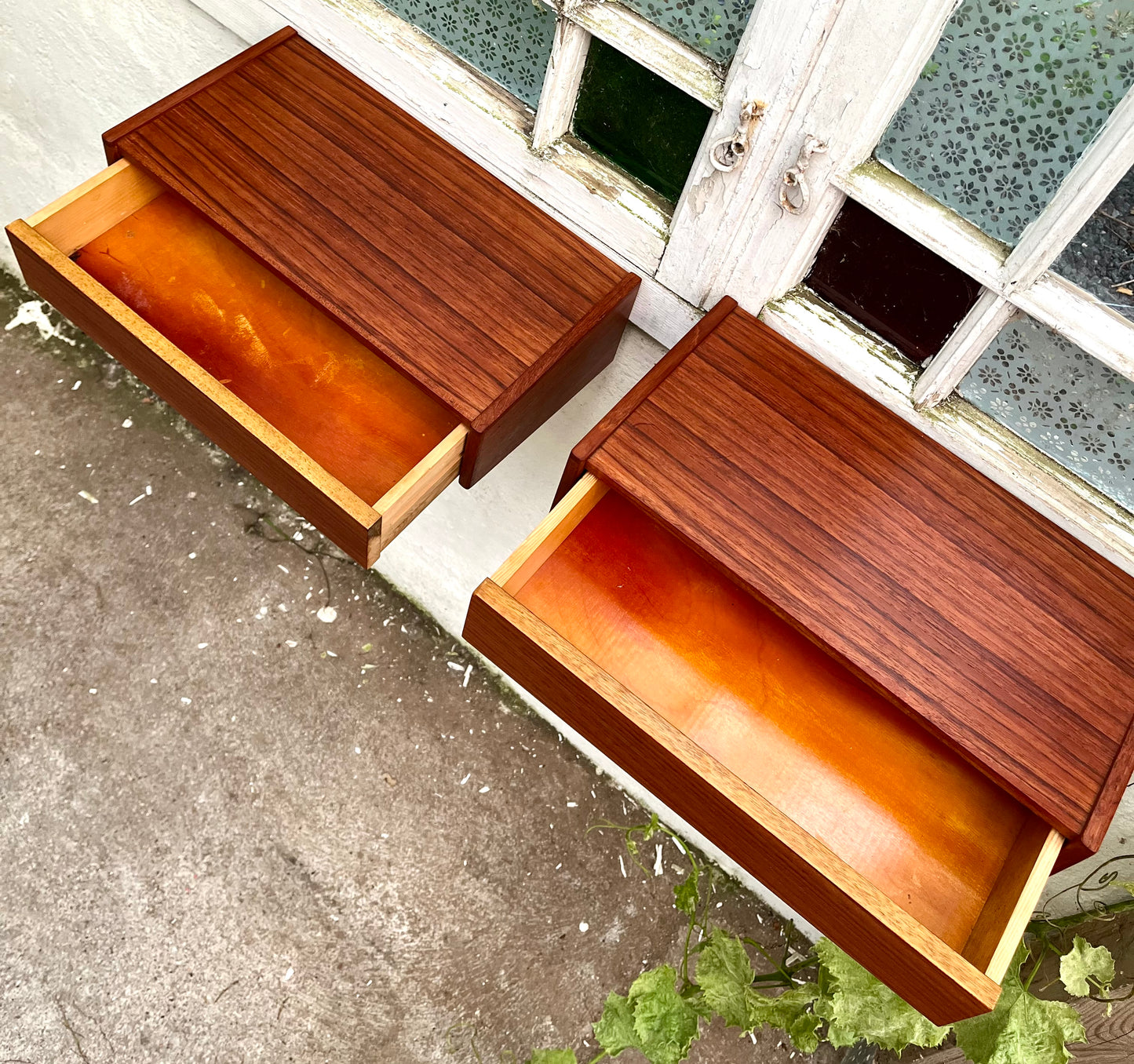 Sæt med 2 væghængte teak sengeborde