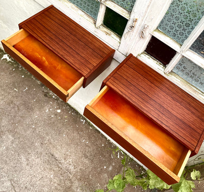 Sæt med 2 væghængte teak sengeborde