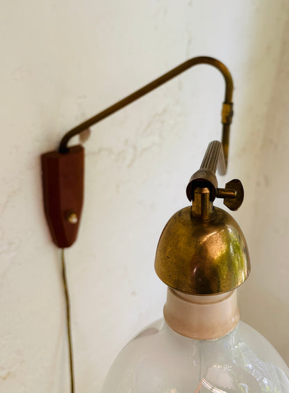 Vintage svingarmslampe i messing og teak