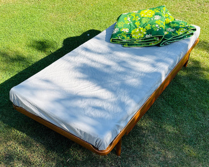 Daybed i eg med teak-detaljer