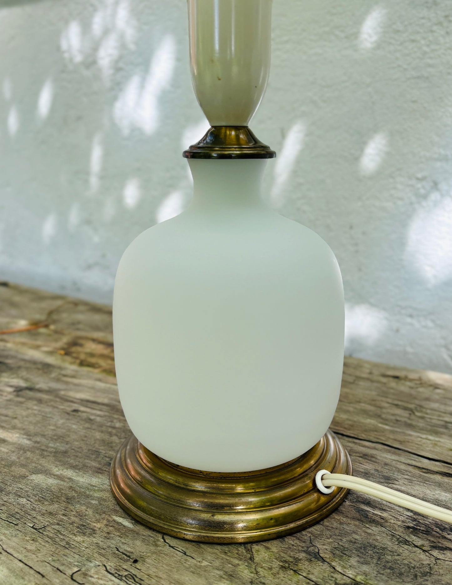 Gammel bordlampe i opalglas