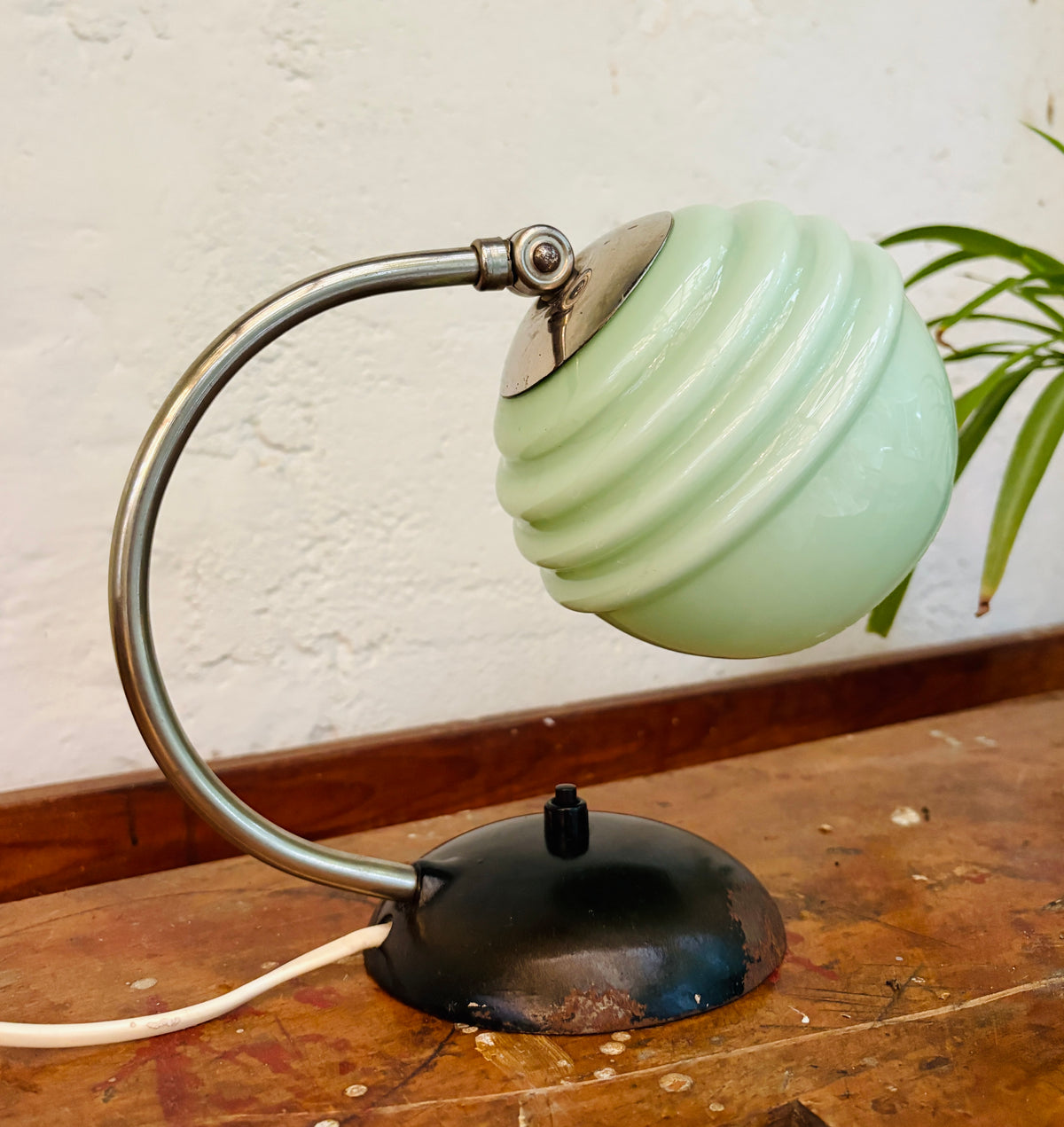 Art Deco lampe med mintgrøn glaskuppel