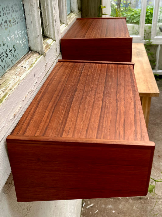 Sæt med 2 væghængte teak sengeborde