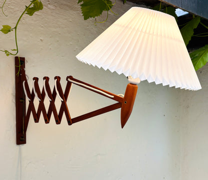 LYFA sakselampe i teak - stor model