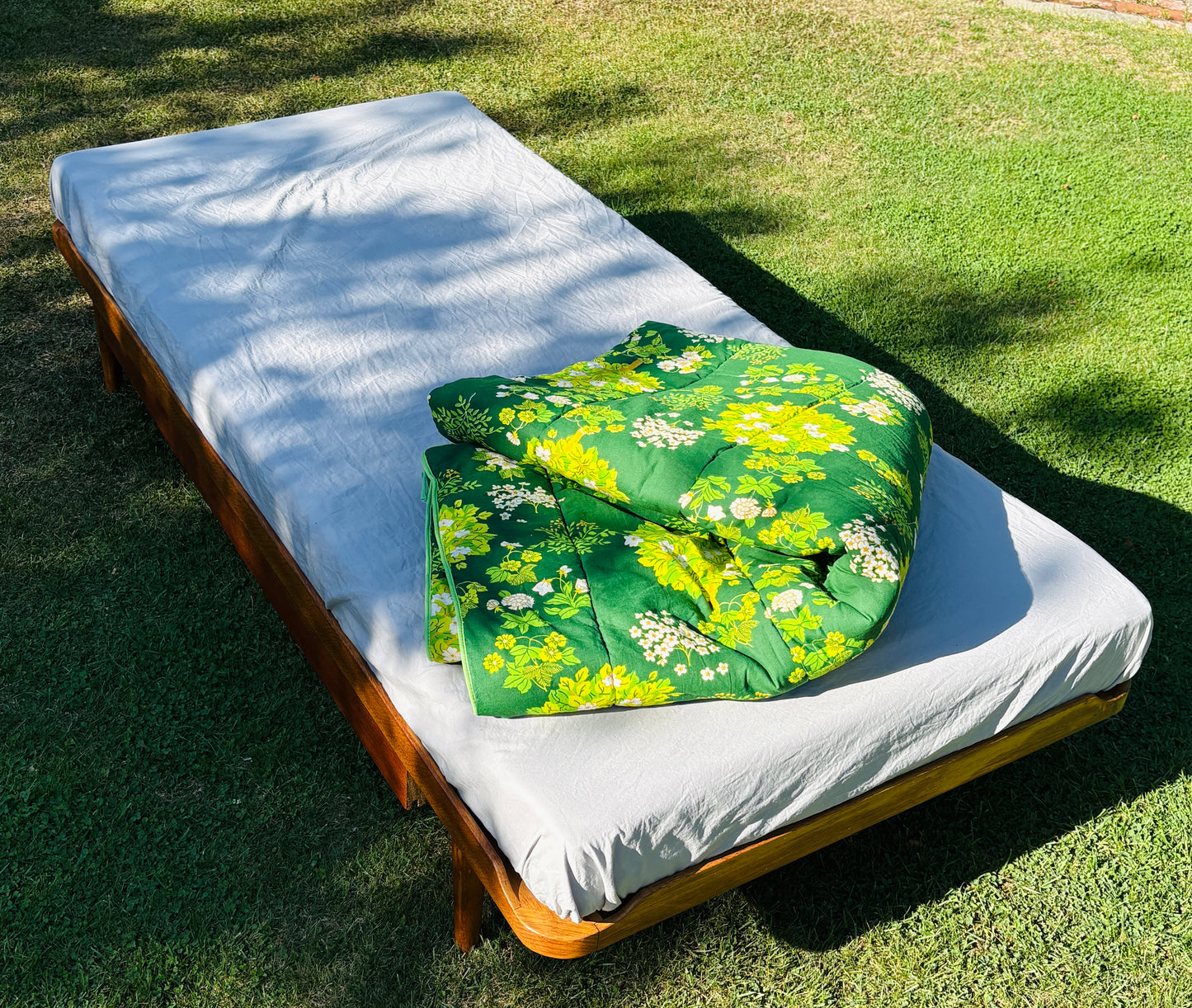 Daybed i eg med teak-detaljer