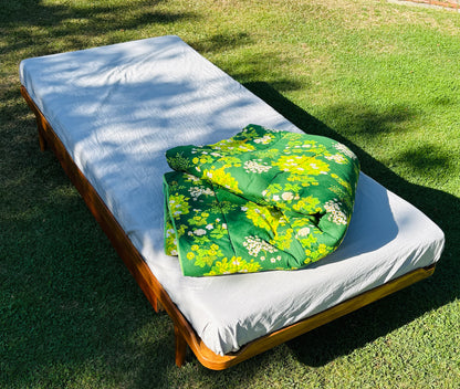 Daybed i eg med teak-detaljer