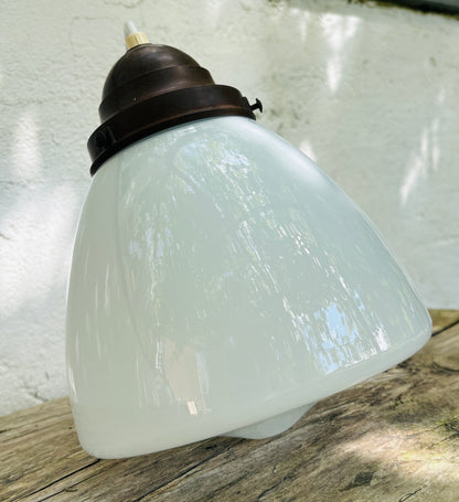 Gammel “skolelampe” i opalglas