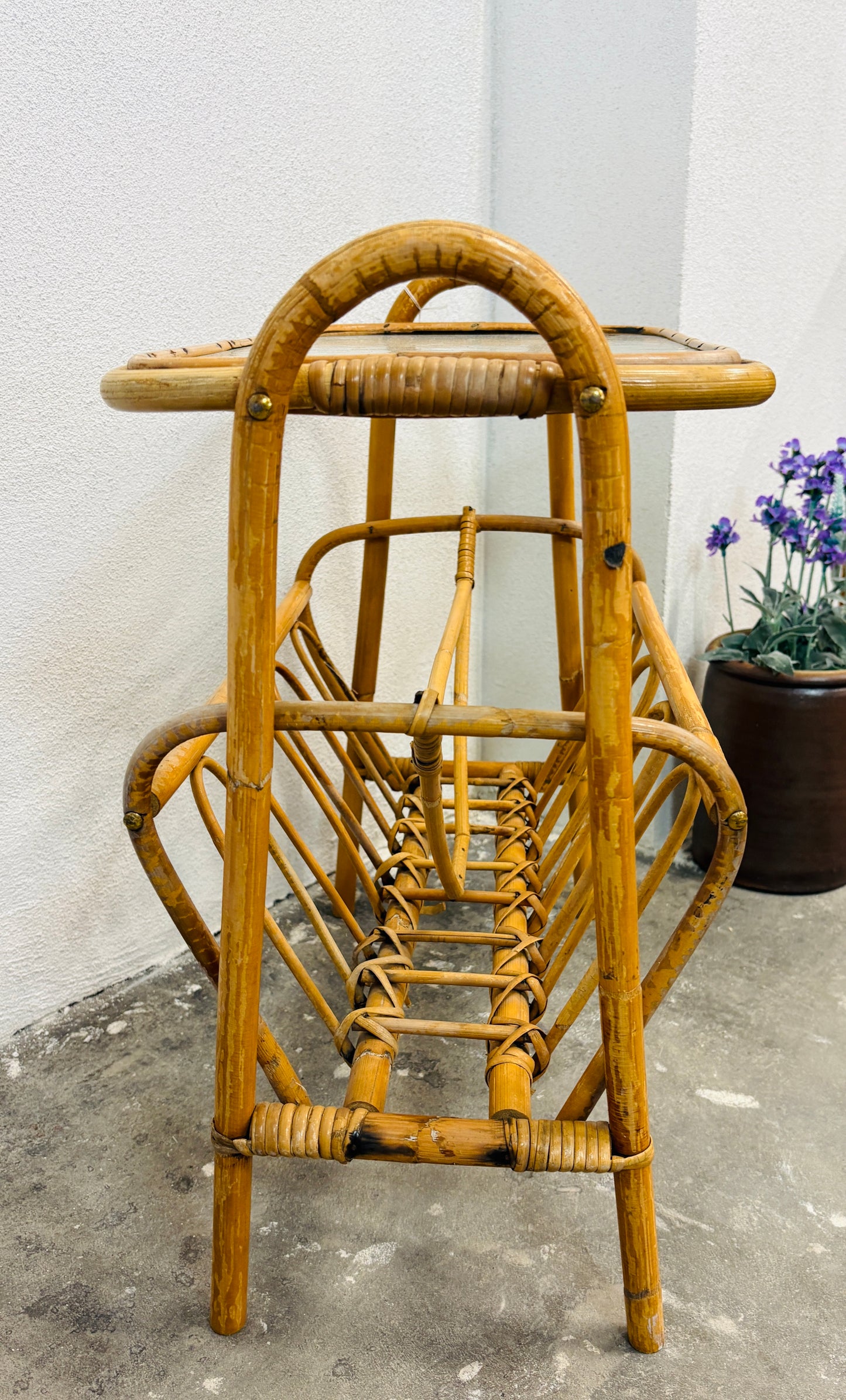 Bambus sidebord med magasinholder