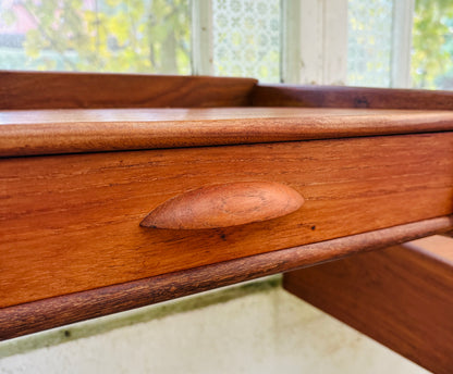 Væghængte sengeborde i teak