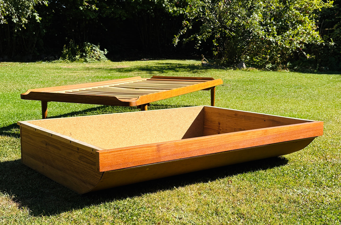 Daybed i eg med teak-detaljer