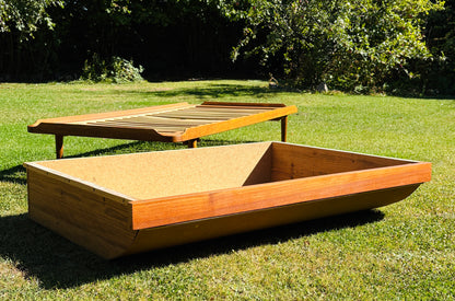 Daybed i eg med teak-detaljer